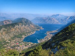 Montenegró – hirdetmény