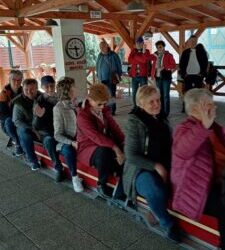 Arccal a vasút felé: A Vasúttörténeti Parkban jártak a pécsi nyugdíjasok